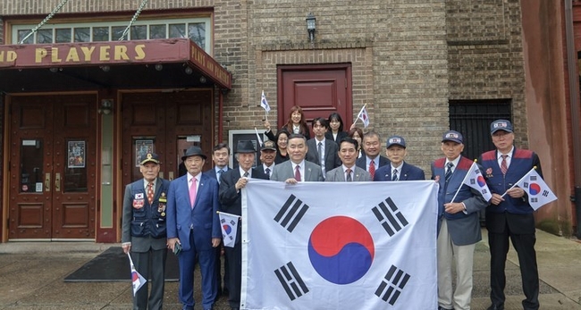 박민식 국가보훈처장이 29일(현지시간) 1919년 제1차 한인회의가 열렸던 장소인 미 필라델피아 리틀극장을 방문해 조국 독립을 염원했던 선열들의 당시 모습을 사진으로 재현했다. (사진=국가보훈처 제공)