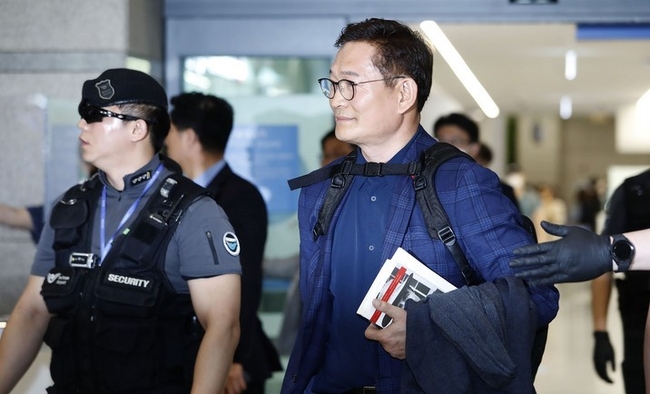  '전당대회 돈봉투' 의혹을 받는 송영길 전 더불어민주당 대표가 지난 24일 인천국제공항으로 귀국하고 있다. (사진=뉴시스)