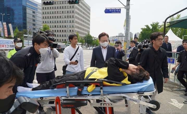 간호법 국회 본회의 통과에 반발해 단식 투쟁에 들어간 곽지연 대한간호조무사협회(간무협) 회장이 탈진 상태로 119 구급차에 실려 관악구의 한 병원으로 긴급 후송됐다. (사진= 대한간호조무사협회 제공)