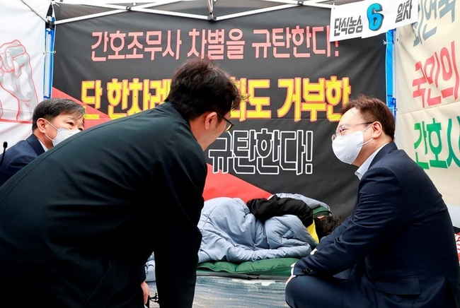  조규홍 보건복지부장관이 30일 서울 영등포구 여의도 국회 앞 천막에서 단식 농성 중인 곽지연 대한간호조무사 협회장과 면담을 시도하고 있다. (사진= 보건복지부 제공)