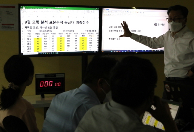 종로학원 임성호 대표이사가 지난해 9월 1일 서울 양천구 목동 종로학원에서 본사 분석팀과 함께 평가원 대학수학능력시험 9월 모의고사 토대 수시·정시 합격점수 예측 분석회의를 하고 있다. (사진=뉴시스 제공) 