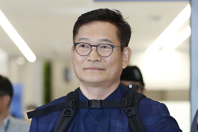 '전당대회 돈봉투' 의혹 송영길 전 더불어민주당 대표가 24일 인천국제공항으로 귀국하고 있다.(사진=뉴시스 제공)
