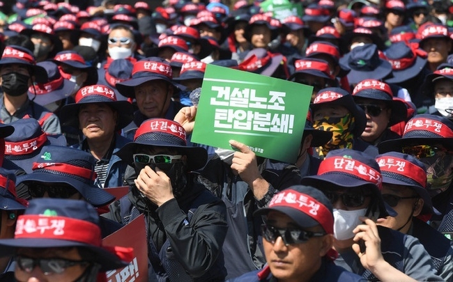 민주노총 전국건설노동조합 광주전남본부 조합원들이 세계노동절 133주년인 1일 오전 광주 서구 치평동 광주시청 앞에서 열린 '건설노조 탄압 중단 전국동시다발 결의대회'에 참석해 구호를 외치고 있다.(사진=뉴시스 제공)