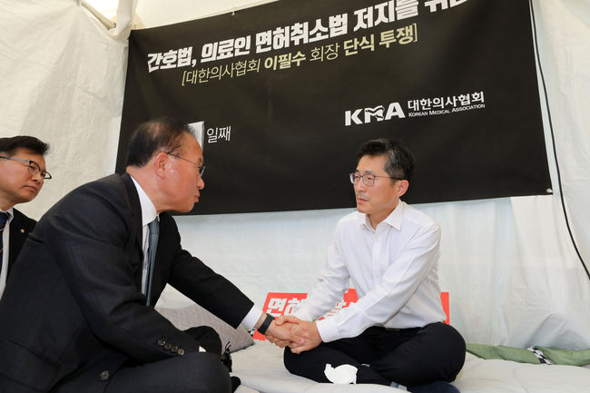 윤재옥 국민의힘 원내대표가 1일 오후 서울 용산구 대한의사협회 회관 앞에서 간호법 저지 단식 농성 중인 이필수 대한의사협회장을 찾아 대화하고 있다.(사진=뉴시스 제공)