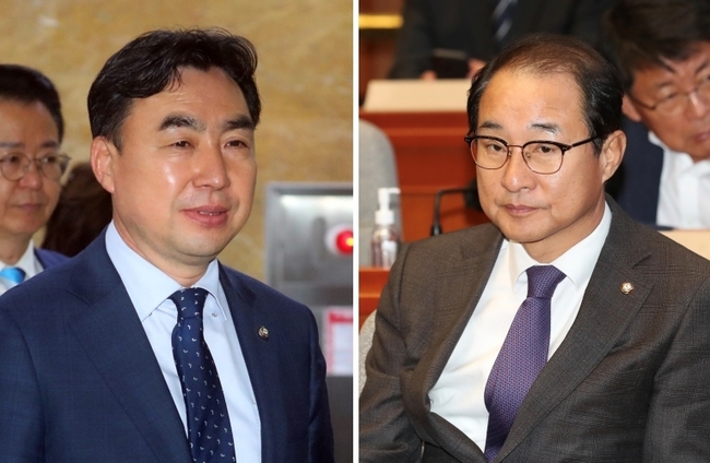 더불어민주당 윤관석(왼쪽), 이성만 의원이 4월 13일 오후 서울 여의도 국회에서 열린 의원총회에 참석해 자리에 앉아 있다. (사진=뉴시스 제공)