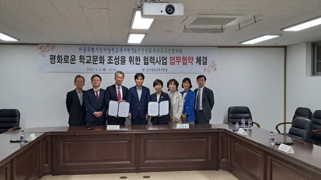  인간성회복운동추진협의회(이사장 고진광, 이하 인추협)는 지난 2일 오후 4시 서울특별시 강서양천교육지원청(이하 강서양천교육지원청) 2층 회의실에서 “나와의 만남(I SEE ME) 글쓰기”(이하 나만의 글쓰기) 강의와 사랑의 일기장을 제공하는 업무협약(MOU)을 체결한 후 기념촬영을 하고 있다.