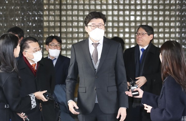 김학의 전 법무부 차관의 출국 시도를 불법으로 금지한 혐의로 재판에 넘겨진 이규원(가운데) 검사와 차규근(왼쪽) 전 법무연수원 연구위원, 이광철 전 청와대 민정비서관이 지난 2월15일 서울 서초구 서울중앙지법에서 열린 직권남용권리행사방해(직권남용) 관련 1심 선고 공판을 마친 뒤 법원을 나서고 있다. (공동취재사진)