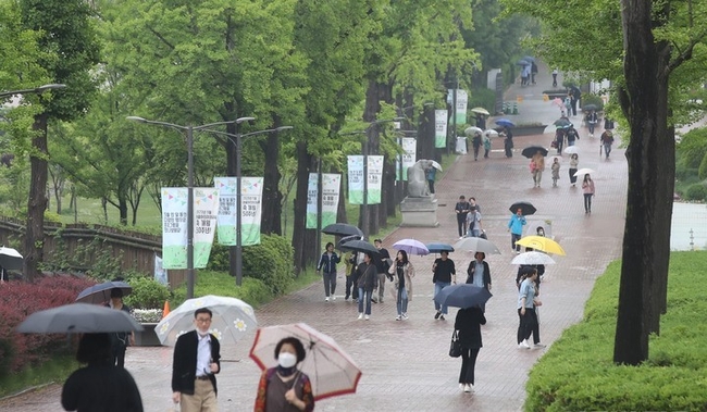 어린이날인 5일 비 내리는 서울 광진구 어린이대공원이 한산한 모습을 보이고 있다. (사진=뉴시스)