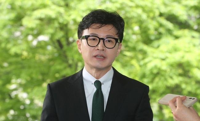  한동훈 법무부 장관이 지난달 25일 오전 서울 종로구 정부서울청사 별관에서 열린 제60회 법의날 기념식에 참석하기 전 취재진의 질문에 답하고 있다. (사진=뉴시스)