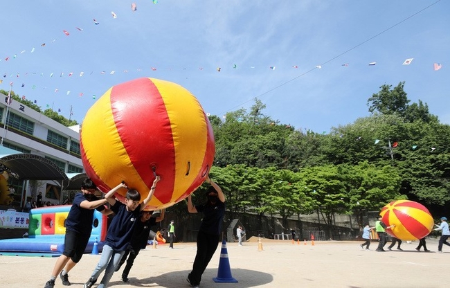 지난 3일 서울 동작구 본동초등학교에서 열린 '본동 놀이 한마당' 운동회에서 학생들이 슈퍼볼 나르기를 하고 있다. (사진=뉴시스)