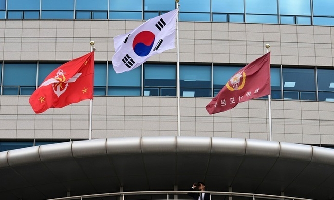방한중인 로이드 오스틴 미국 국방부 장관과 이종섭 국방부 장관이 31일 오후 용산 국방부 청사에서 한·미 국방장관 회담을 앞두고 국방부 관계자가 청사 주변을 하고 주시하고 있다. (사진=뉴시스)