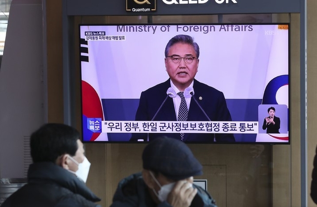  6일 오전 서울 용산구 서울역 대합실에서 시민들이 정부의 일제강제징용 피해배상 해법 발표 관련 뉴스를 시청하고 있다. (사진=뉴시스)