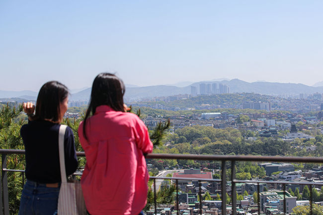  4월 19일 오후 서울 종로구 인왕산 전망대에서 바라본 서울시 전경(사진=뉴시스 제공)