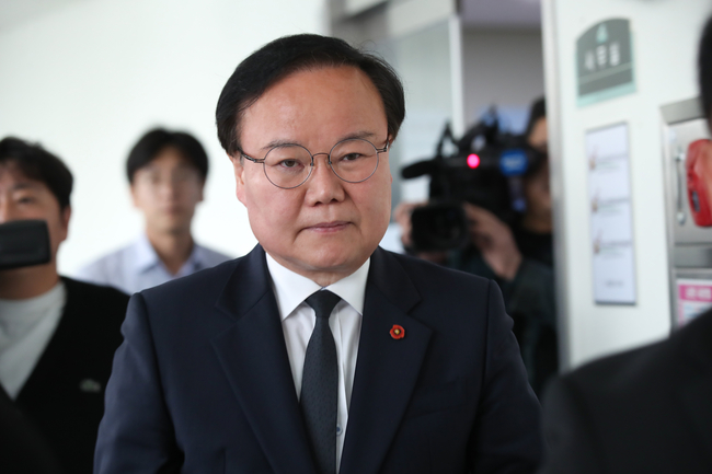  김재원 국민의힘 최고위원이 4월 20일 오후 제주시 봉개동 제주4·3평화기념관을 찾아 유족들에게 사과하기 위해 대회의실로 이동하고 있다. (사진=뉴시스 제공)