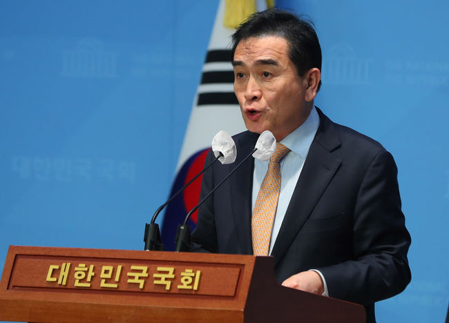 태영호 국민의힘 최고위원이 3일 오후 서울 여의도 국회에서 기자회견을 열고 '녹취 파문' 등 최근 불거진 논란과 관련해 입장을 밝히고 있다.(사진=뉴시스 제공)