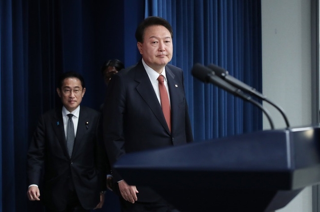 윤석열 대통령과 기시다 후미오 일본 총리가 7일 서울 용산 대통령실 청사에서 열린 공동기자회견에 입장하고 있다.(사진=뉴시스 제공)
