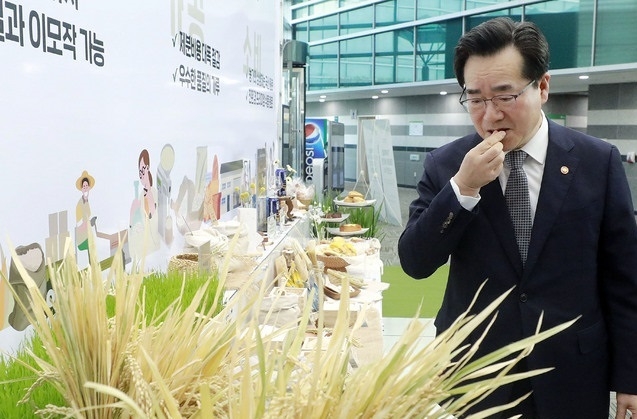 정황근 농림축산식품부 장관이 지난달 27일 서울 서초구 aT센터에서 열린 가루쌀 산업 활성화 미래 비전 선포식에 참석해 가루쌀을 맛보고 있다. (사진=뉴시스 제공)