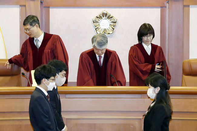  4월 18일 서울 종로구 헌법재판소에서 열린 이상민 행정안전부 장관의 탄핵 심판 사건에 대한 2차 변론준비기일에서 문형배(왼쪽부터), 이종석, 이미선 헌법재판관이 입장하고 있다.(사진=뉴시스 제공)
