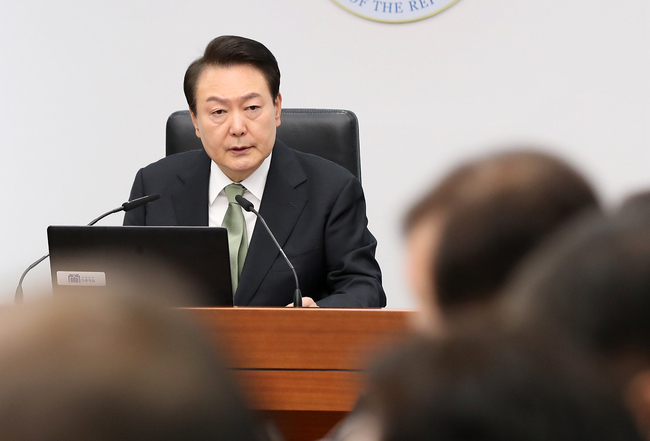 윤석열 대통령이 2일 오전 서울 용산 대통령실 청사에서 국무회의를 주재하고 있다.(사진=뉴시스 제공)
