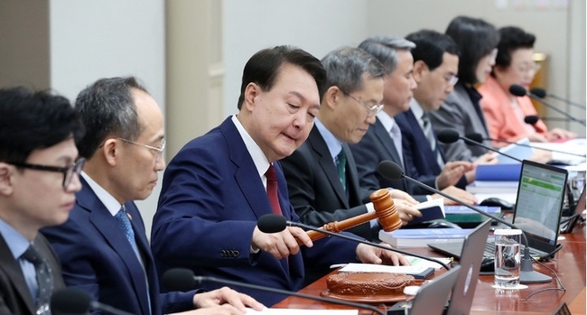 윤석열 대통령이 9일 오전 서울 용산 대통령실 청사에서 국무회의를 주재하고 있다.(사진=뉴시스 제공)
