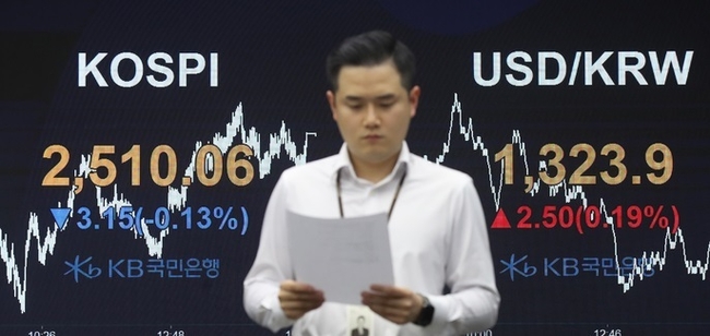  코스피가 전 거래일(2513.21)보다 3.15포인트(0.13%) 하락한 2510.06, 코스닥지수는 전 거래일(842.28)보다 6.43포인트(0.76%) 내린 835.85에 장을 마감한 9일 오후 서울 영등포구 여의도 KB국민은행 스마트딜링룸에서 직원이 업무를 보고 있다. 이날 서울 외환시장에서 원·달러 환율은 전 거래일(1321.4원)보다 2.5원 오른 1323.9원에 마감했다. (사진=뉴시스 제공)