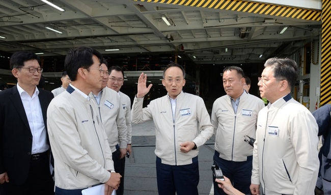 추경호 경제부총리가 9일 현대자동차 울산공장을 방문해 장재훈 사장, 관계자들과 함께 선적부두를 둘러보고 있다. (사진=뉴시스 제공)