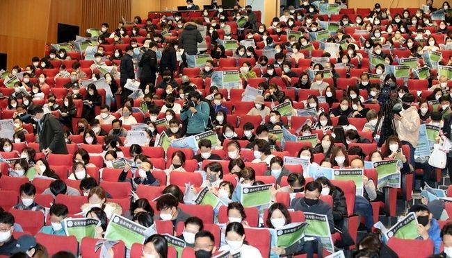지난해 12월11일 오후 서울 종로구 성균관대학교에서 열린 종로학원 2023 정시 전략 설명회에서 수험생과 학부모들이 대학 입학 정시모집 배치 참고표를 살펴보고 있다. (사진=뉴시스 제공)