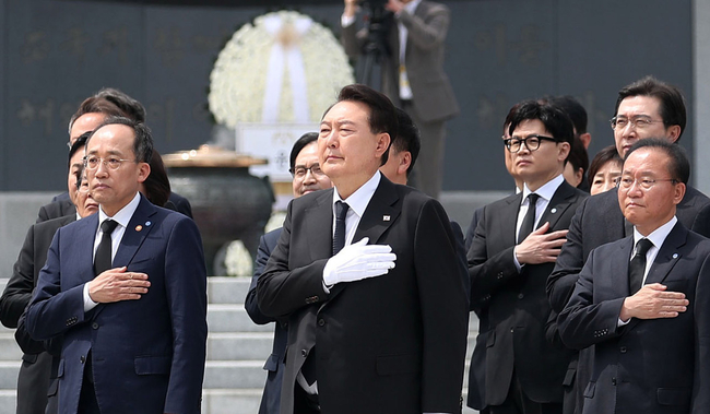 윤석열 대통령이 정부 출범 1주년인 10일 오전 서울 동작구 국립서울현충원을 찾아 현충탑 참배를 마친 뒤 국기에 대한 경례를 하고 있다.(사진=뉴시스 제공)