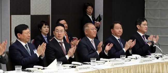 이재용(오른쪽부터) 삼성전자 회장, 최태원 SK그룹 회장, 정의선 현대차그룹 회장, 구광모 LG그룹 회장, 신동빈 롯데그룹 회장이 17일 도쿄 게이단렌 회관에서 열린 한일 비즈니스라운드 테이블에서 윤석열 대통령 발언에 박수 보내고 있다.(사진=뉴시스 제공)
