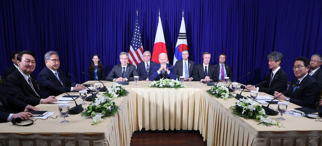 윤석열 대통령이 2022년 11월 13일(현지시간) 프놈펜 한 호텔에서 조 바이든 미국 대통령, 기시다 후미오 일본 총리와 한미일 정상회담을 하고 있다.(사진=뉴시스 제공)