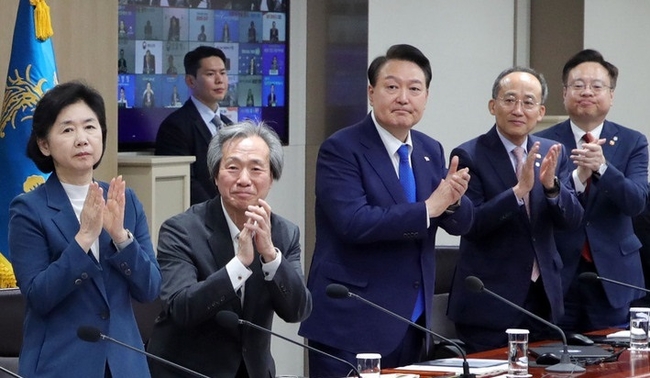 윤석열 대통령이 11일 오전 서울 용산 대통령실 청사에서 열린 코로나19 중앙재난안전대책본부 회의에서 의료진들을 향해 격려 박수 보내고 있다. 왼쪽부터 지영미 질병관리청장, 정기석 국가감염병위기대응자문위원장 겸 코로나19 특별대응단장, 윤 대통령, 추경호 경제부총리 겸 기획재정부 장관, 조규홍 보건복지부 장관.(사진=뉴시스 제공)