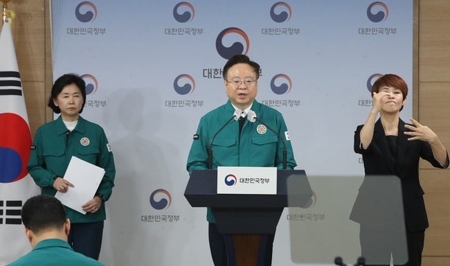  조규홍 중앙재난안전대책본부 제1차장(보건복지부 장관)이 11일 오전 서울 종로구 정부서울청사에서 코로나19 위기 단계를 6월 1일부터 '심각'에서 '경계'로 하향 조정 등 코로나19 방역대응역량에 대해 브리핑하고 있다.(사진=뉴시스 제공)
