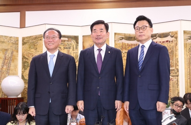  윤재옥(왼쪽) 국민의힘 원내대표와 박광온(오른쪽) 더불어민주당 원내대표가 11일 오전 서울 여의도 국회의장실에서 김진표(가운데) 국회의장 주재로 열리는 여야 원내대표 회동에 참석해 기념촬영을 하고 있다.(사진=뉴시스 제공)