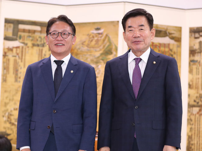  김진표 국회의장이 11일 오후 서울 여의도 국회에서 배진교 정의당 신임 원내대표의 예방을 받고 기념촬영을 하고 있다. (사진=뉴시스 제공)