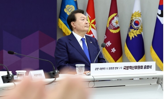 윤석열 대통령이 11일 서울 용산 대통령실 청사에서 열린 대통령 직속 국방혁신위원회 출범식에서 발언을 마친 뒤 박수 받고 있다. (사진=뉴시스 제공)