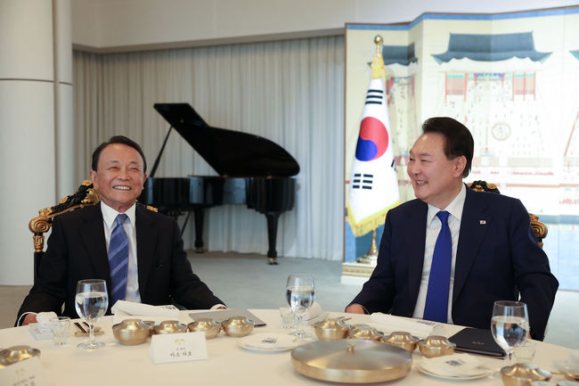 윤석열 대통령이 11일 오후 서울 용산구 한남동 대통령 관저에서 일본 자민당 부총재인 아소 다로 전 총리와 만찬하고 있다. (사진=대통령실/뉴시스 제공)