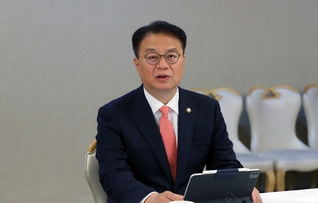 방기선 기획재정부 1차관이 12일 오전 서울 종로구 정부서울청사에서 열린 비상경제차관회의에 참석해 발언하고 있다. (사진=뉴시스 제공)
