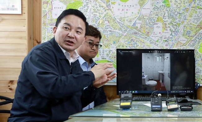 원희룡 국토교통부 장관이 지난 3일 서울 마포구 대학가 인근의 한 공인중개소를 방문해 주변 소규모 주택 매물 설명을 듣고 있다. (사진=뉴시스 제공)