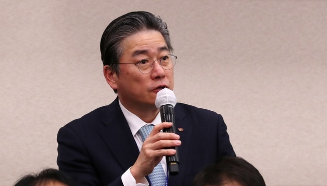 정승일 한국전력공사 대표이사 사장이 지난 3월 23일 오전 서울 여의도 국회에서 열린 산업통상자원중소벤처기업위원회 전체회의에서 양이원영 더불어민주당 의원의 질의에 답하고 있다.(사진=뉴시스 제공)