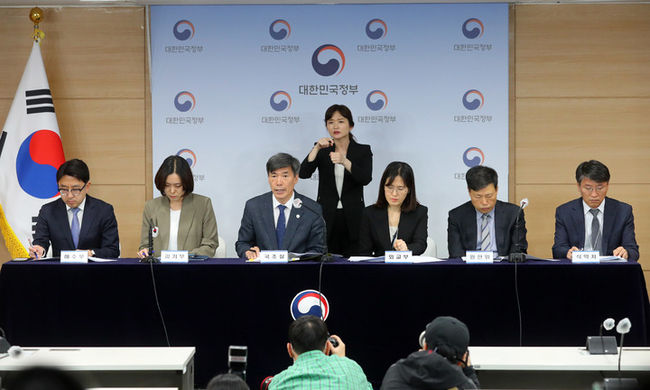 박구연(왼쪽 세번째) 국무조정실 국무1차장이 12일 오전 서울 종로구 정부서울청사에서 관계부처와 함께 후쿠시마 원전 오염수 전문가 현장 시찰단 관련 브리핑을 하고 있다. (사진=뉴시스 제공)