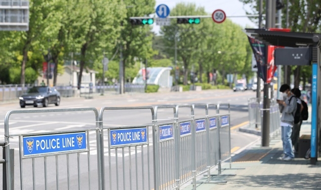  지난해 5월12일 오전 서울 용산구 이촌역 인근 대통령실 출입구(미군기지 13번 게이트) 주변에 바리케이드가 설치돼 있다. (사진=뉴시스 제공)