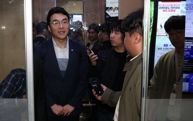 코인 보유 논란에 휩싸인 김남국 더불어민주당 의원이 9일 오후 서울 여의도 국회 의원회관에서 이동해 승강기에 탑승하고 있다. (사진=뉴시스)