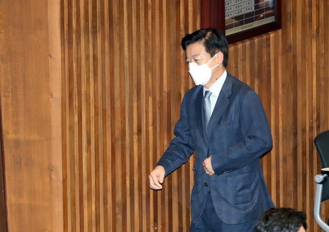 노웅래 더불어민주당 의원이 지난해 12월28일 오후 서울 여의도 국회에서 열린 제401회 국회(임시회) 제4차 본회의에서 자신의 체포동의안이 부결되자 본회의장을 나가고 있다. (사진=뉴시스)