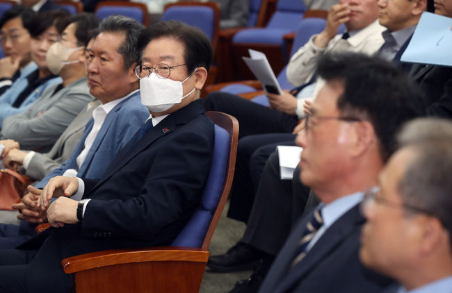 이재명 더불어민주당 대표가 14일 오후 서울 여의도 국회에서 열린 의원총회에 참석해 있다. (사진=뉴시스 제공)