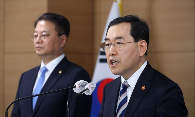  이창양 산업통상자원부 장관이 15일 오전 서울 종로구 정부서울청사에서 요금인상을 골자로 한 2023년도 2분기 전기, 가스요금 조정안 및 취약계층 지원대책 발표하고 있다.(사진=뉴시스 제공)