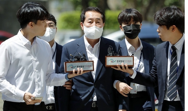 강래구 전 한국수자원공사 상임감사위원이 지난 8일 서울 서초구 서울중앙지법에서 열린 '민주당 전당대회 돈 봉투 살포 의혹' 두번째 영장실질심사에 출석하고 있다.(사진=뉴시스 제공)