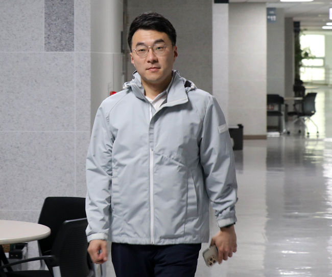 김남국 더불어민주당 의원이 14일 오전 서울 여의도 국회 의원회관 사무실로 들어서고 있다. 이날 거액의 '가상자산 보유' 논란에 휩싸인 김 의원은 자진 탈당을 선언했다.(사진=뉴시스 제공)
