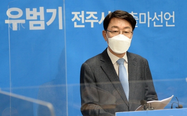 우범기 전 전라북도 정무부지사가 15일 전북 전주시 전주시청 브리핑룸에서 전주시장 출마 선언 기자회견을 열고 질의에 답변하고 있다.(사진=뉴시스 제공)