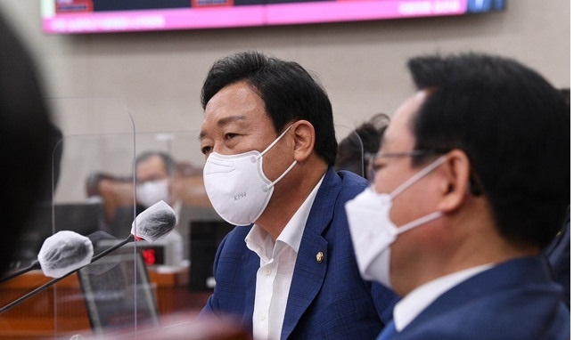 김선교 국민의힘 의원이 지난 2021년 5월4일 오전 서울 여의도 국회에서 열린 농림축산식품해양수산위원회의 해양수산부장관 후보자 인사청문회에서 박준영 해수부 장관 후보자를 상대로 질의하고 있다.(사진=뉴시스 제공)