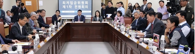 내년 최저임금을 결정할 최저임금위원회의 첫 회의가 지난 2일 오후 세종시 정부세종청사에서 열리고 있다. (사진=뉴시스 제공)